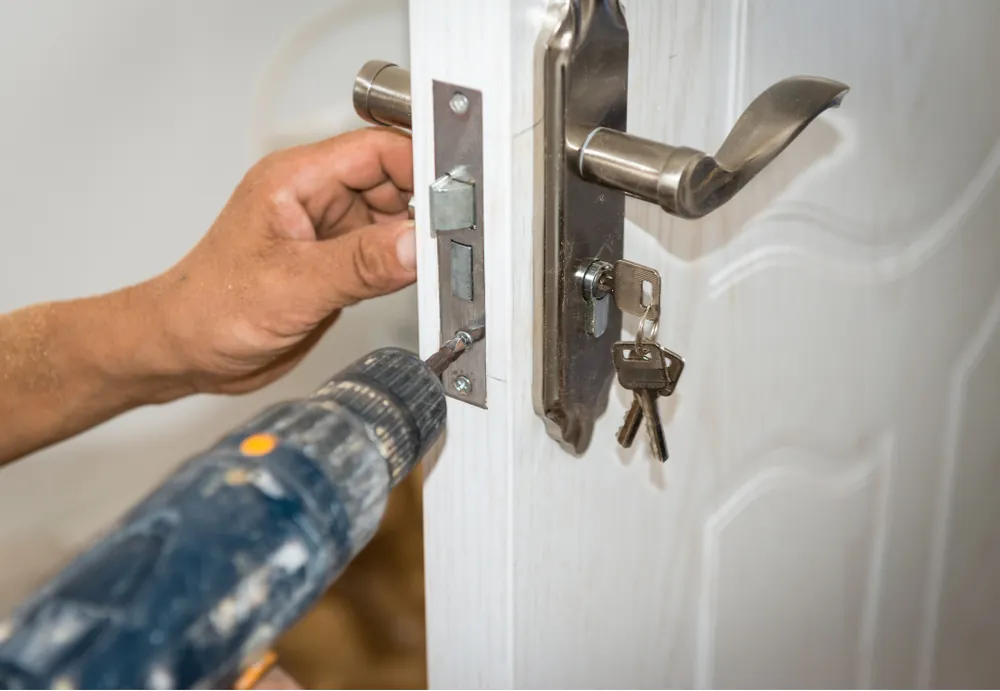 Pose de la gâche d’une serrure sur une porte, à la visseuse
